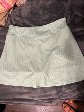 Crown and Ivy Women’s Light Green and Blue Patterned Skort
